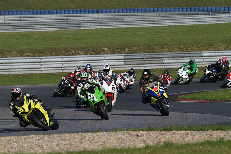 Auch Superbikes und Supersport sind am Start: Favorit ist Uwe Pollheide (11) 