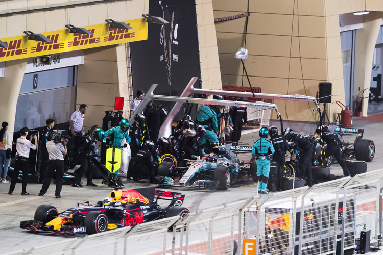 Die beiden Mercedes werden abgefertigt, Daniel Ricciardo hat endlich freie Bahn