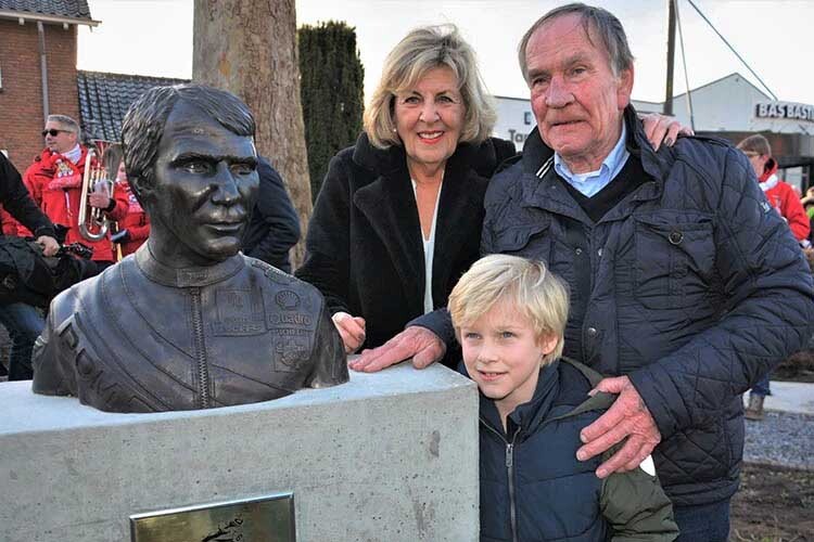 Januar 2020: Boet van Dulmen und Enkel Boetje mit Frau Inneke bei der soeben enthüllten Statue in Ammerzoden