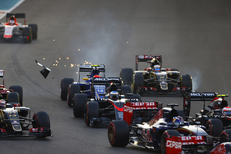Schon beim Start krachte es zwischen Felipe Nasr und Fernando Alonso – dem Crash fiel auch Pastor Maldonado zum Opfer