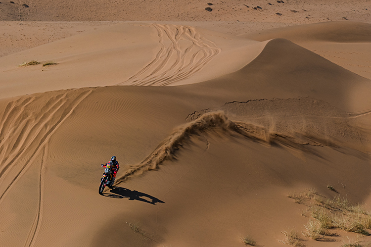 Endloser Sand: Kevin Benavides (Red Bull KTM Factory Racing) und seine Kollegen nähern sich dem empty quarter in Saudi-Arabien.