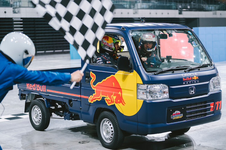Die Red Bull Racing-Stars setzten sich im Mini-Trick-Wettkampf gegen das AlphaTauri-Duo durch
