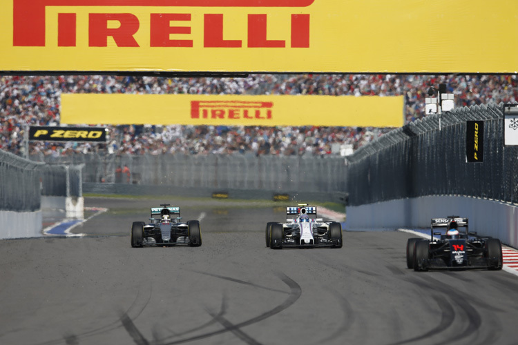 Lewis Hamilton (links) greift Valtteri Bottas an, vorne rechts Fernando Alonso
