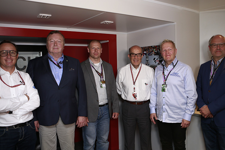 Die finnische Delegation mit Carmelo Ezpeleta und Javier Alsonso