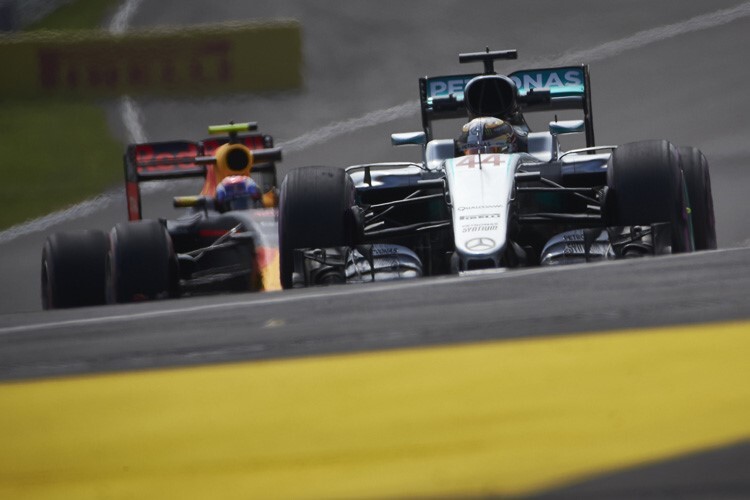 Lewis Hamilton vor Max Verstappen