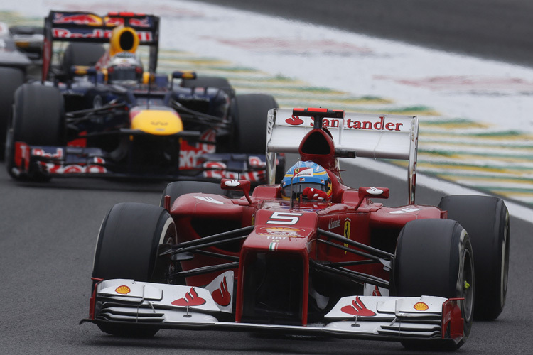 Fernando Alonso vor Sebastian Vettel im WM-Finale
