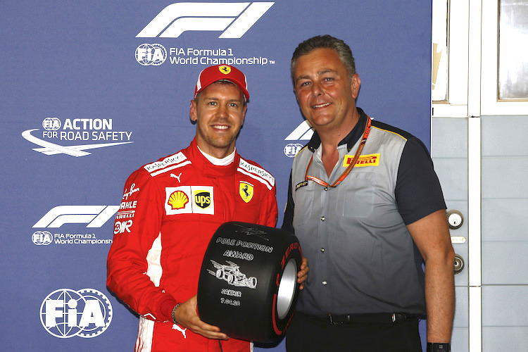 Vettel mit Pirelli-Rennchef Mario Isola
