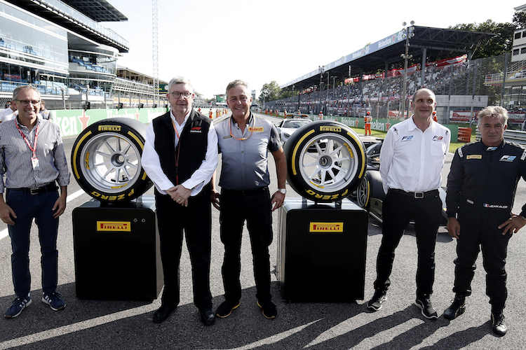 Sie präsentierten die 18-Zöller (v.l.): FIA-Kommissionspräsident Stefano Domenicali, F1-Sportchef Ross Brawn, Pirelli-F1-Leiter Mario Isola, F2-CEO Bruno Michel und Jean Alesi
