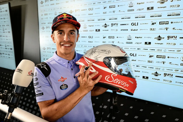 Marc Marquez beim Signieren des MotoGP-Helms