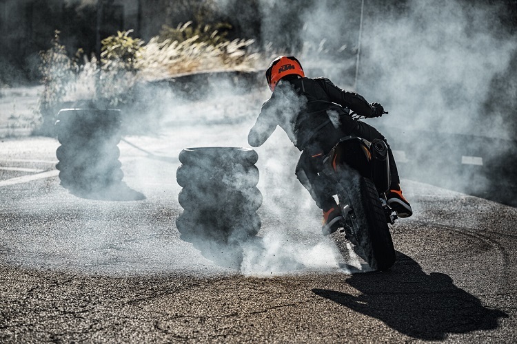 Ideales Motorrad auch für Raucher: KTM 790 Duke