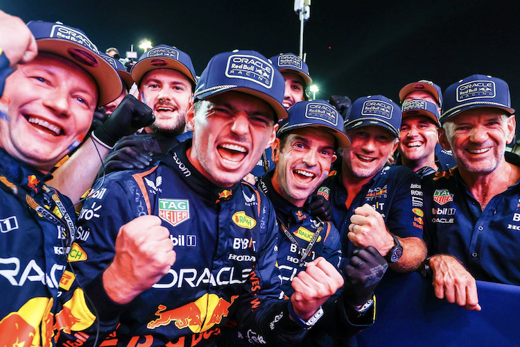 Max Verstappen feiert mit seiner Red Bull Racing-Mannschaft den dritten Fahrer-WM-Titel in Serie
