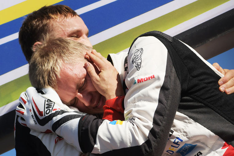 Seltener Anfall von Emotionen – Weltmeister Ott Tänak in den Armen von Beifahrer Martin Järveoja 