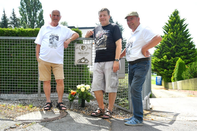 Werner Reiß, Peter Männel und Paul Wolf an der Gedenktafel für Bill Ivy