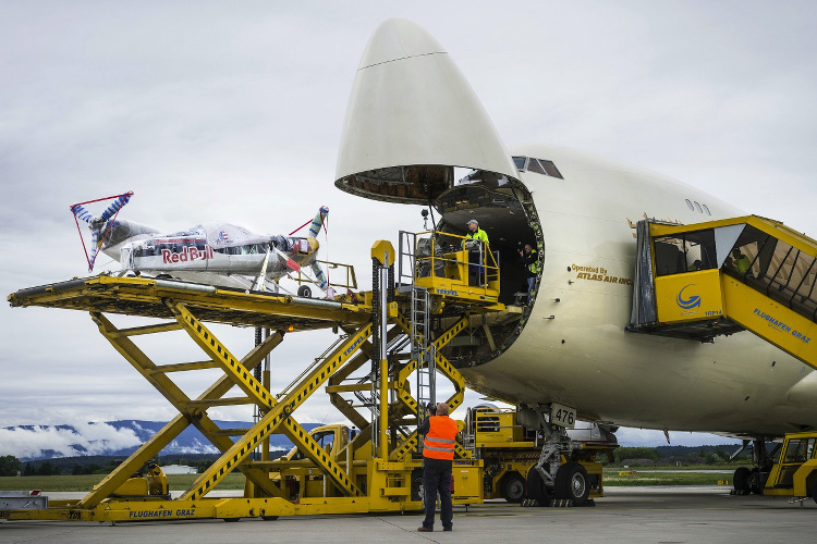Zwei Boeing 747-Frachtmaschinen transportierten das Equipment von Japan nach Europa