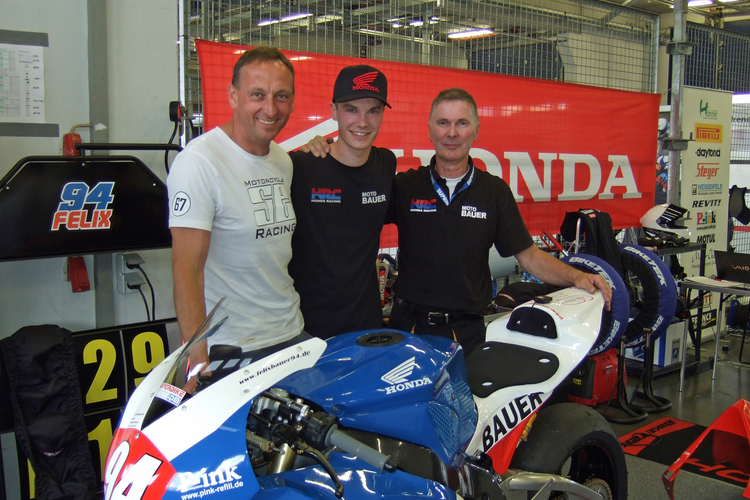 Dietmar Franzen (li.) mit Felix Bauer und Co am Nürburgring