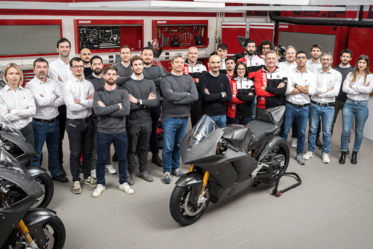 Roberto Canè steht links von Ducati-CEO Claudio Domenicali