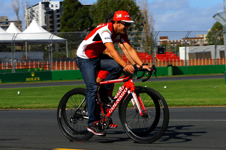 Fernando Alonso dreht seine ersten Runden in Melbourne auf dem Fahrrad