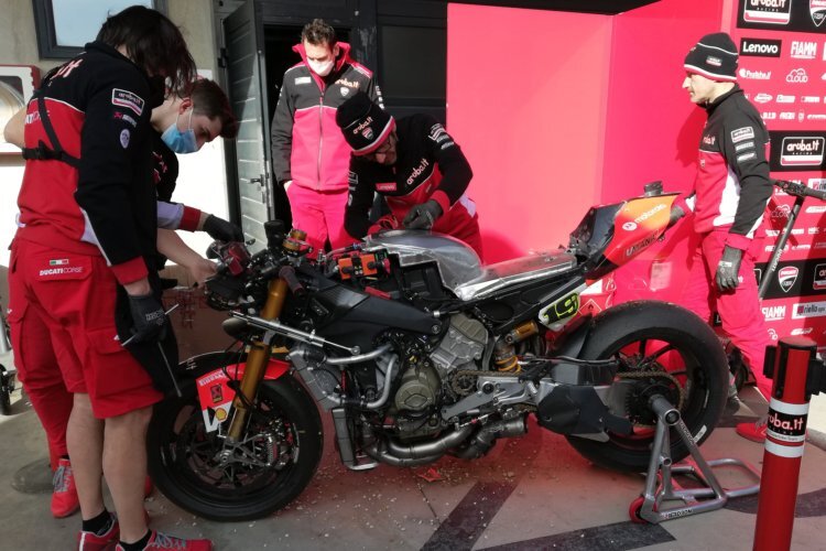 Das Motorrad von Alvaro Bautista wird von Ducati untersucht