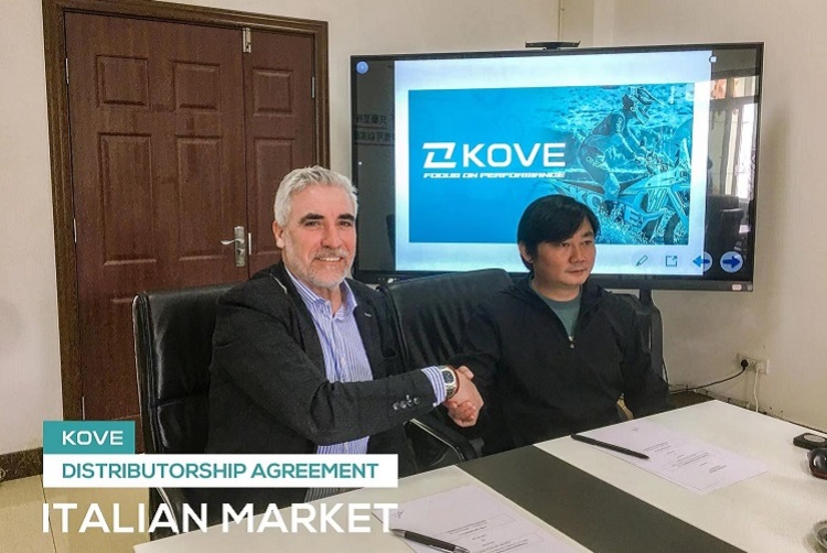 Abkommen für Kove-Vertrieb in Italien: Cesare Galli, CEO von Pelpi International (links), Zhang Xue, Gründer von Kove