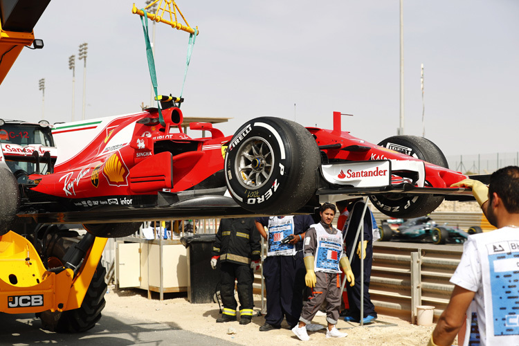 Der Ferrari von Kimi Räikkönen am Haken