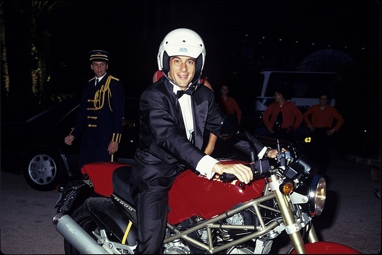 Ayrton Senna auf seiner Ducati Monster am Galaabend des F1 Grand Prix von Monaco 1993