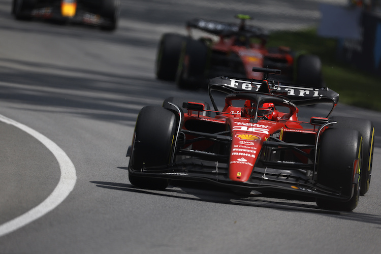 Charles Leclerc vor Carlos Sainz