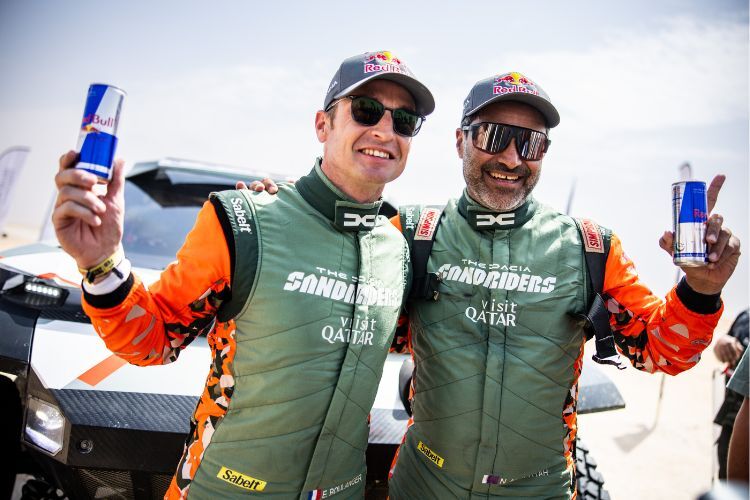 Nasser Al-Attiyah zusammen mit seinem Co-Piloten Edouard Boulanger feiern Sieg in Abu Dhabi