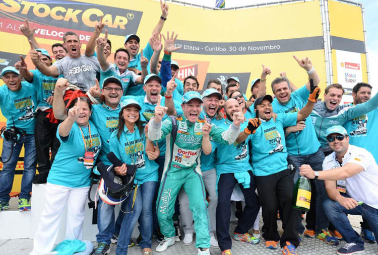Rubens Barrichello und sein Full Time Sports-Team feiern den Titelgewinn