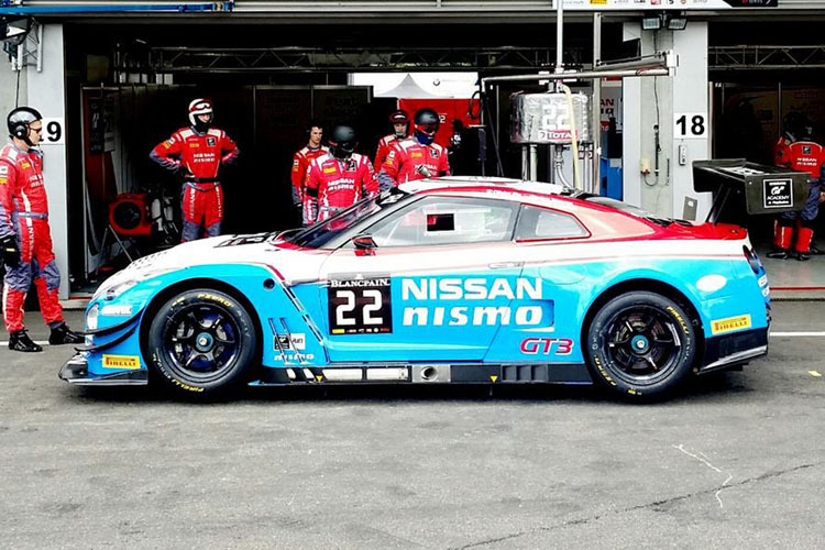 Florian Strauss startet im Retro-Look-Nissan