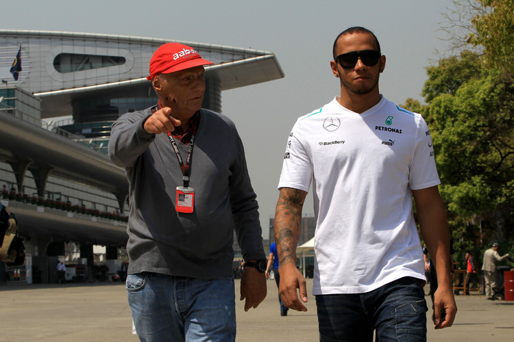 Mit den Fahrern (rechts Lewis Hamilton) ist Niki Lauda sehr zufrieden