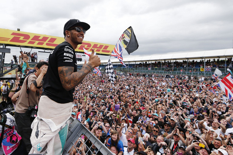 Lewis Hamilton lässt sich von seinen Fans feiern