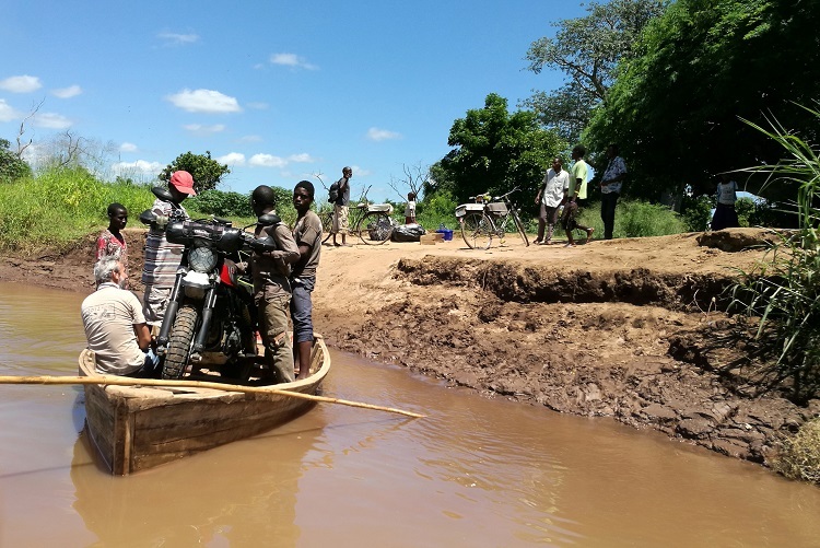 Überquerung des Grenzflusses von Malawi nach Mozambique
