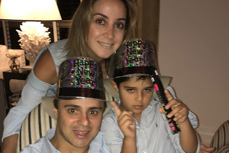 Felipe Massa posiert mit seiner Familie 
