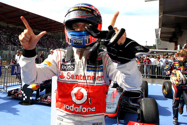 Jenson Button freut sich über seinen Belgien-Sieg 2012