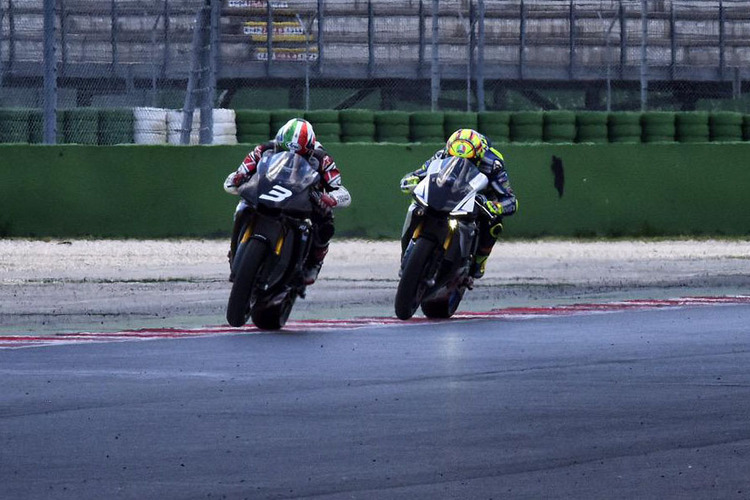 In Misano gingen Luca Cadalora (3) und Valentino Rossi kürzlich mit zwei getunten R1-Yamaha auf die Piste 