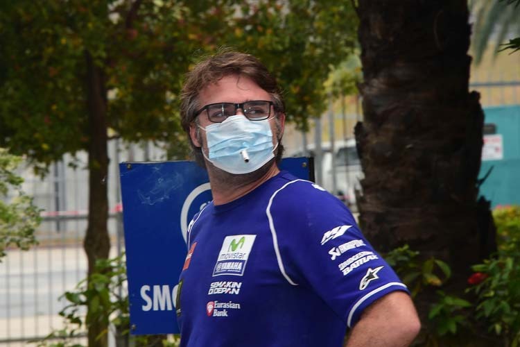 Malaysia-Paddock: Lorenzos PR-Manager Alberto – Gesichtsmaske samt Zigarette