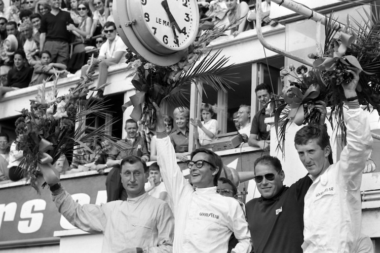 Masten Gregory (Mitte, mit Brille) und Jochen Rindt (rechts)