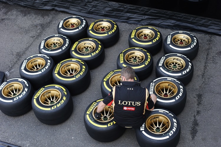 Bei Lotus werden die Reifen geprüft