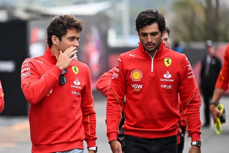 Charles Leclerc und Carlos Sainz: Zwischen den Ferrari-Piloten besteht nach dem Sprint in China Diskussionsbedarf