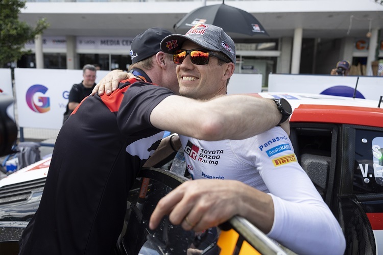 Jari-Matti Latvala umarmt den Mexiko-Sieger Sébastien Ogier