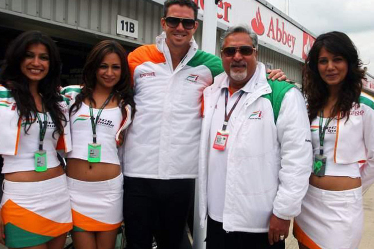 Vijay Mallya (Zweiter von rechts) schätzt den Glamour der Formel 1