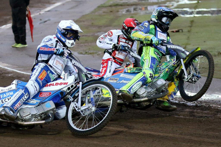 Nicki Pedersen (weiß) gegen Antonio Lindbäck (blau)