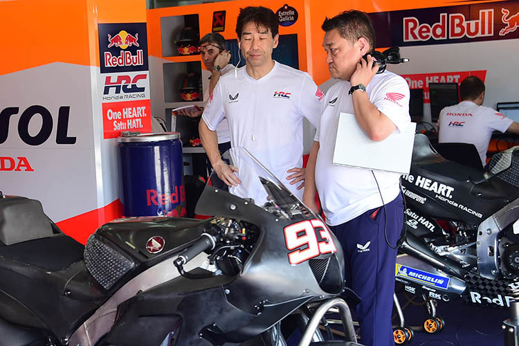 Die Honda-Manager Kuwata und Kawauchi in der Repsol-Box
