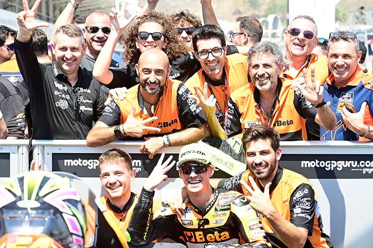 Luca Boscoscuro (camisa preta, extrema esquerda) comemora após a vitória de Fermin Aldeguer no GP