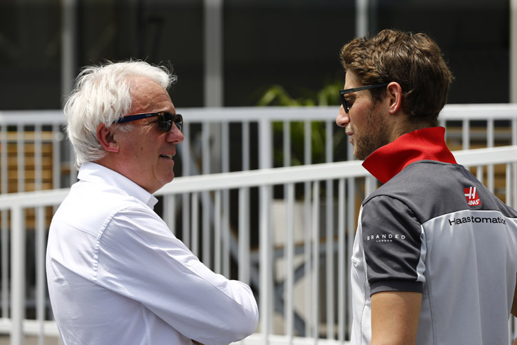 Der FIA-Sicherheitsdelegierte Charlie Whiting im Gespräch mit Haas-F1-Pilot Romain Grosjean