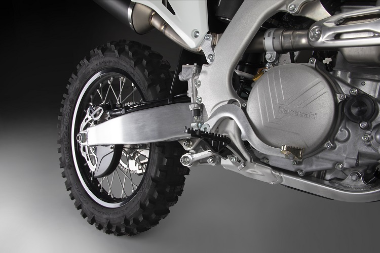 Der Motor trägt den Kawasaki-Schriftzug, das Hinterrad ist auf Enduro-übliche 18 Zoll umgespeicht