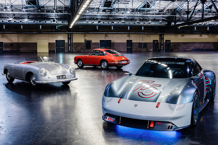 Porsche feiert 75 Jahre Sportwagen: Links der Ur-Roadster 356, hinten das Erfolgsmodell 911, rechts die Vision 357