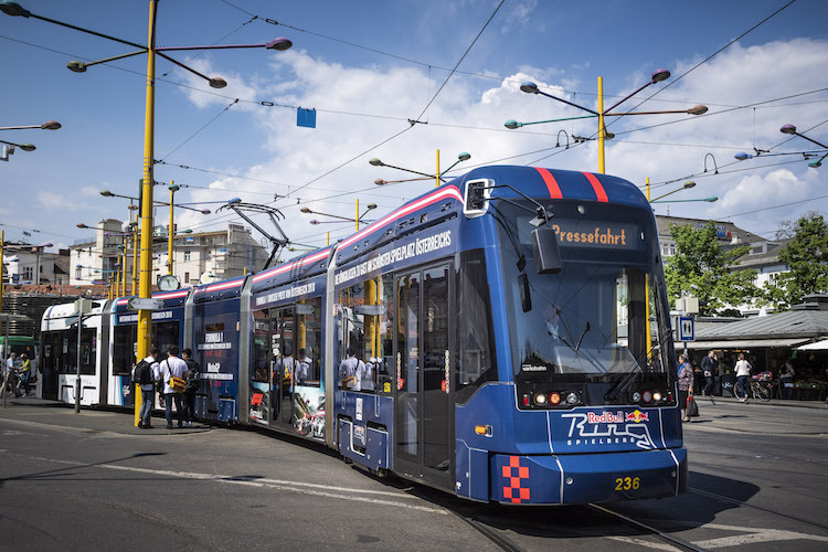 Das gab es in Graz noch nie: Eine Tram in den Farben des Red Bull Rings