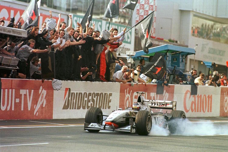 Mika Häkkinen wird 1998 mit dem McLaren MP4/13 Weltmeister