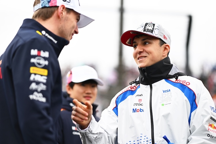 Isack Hadjar im Gespräch mit Max Verstappen
